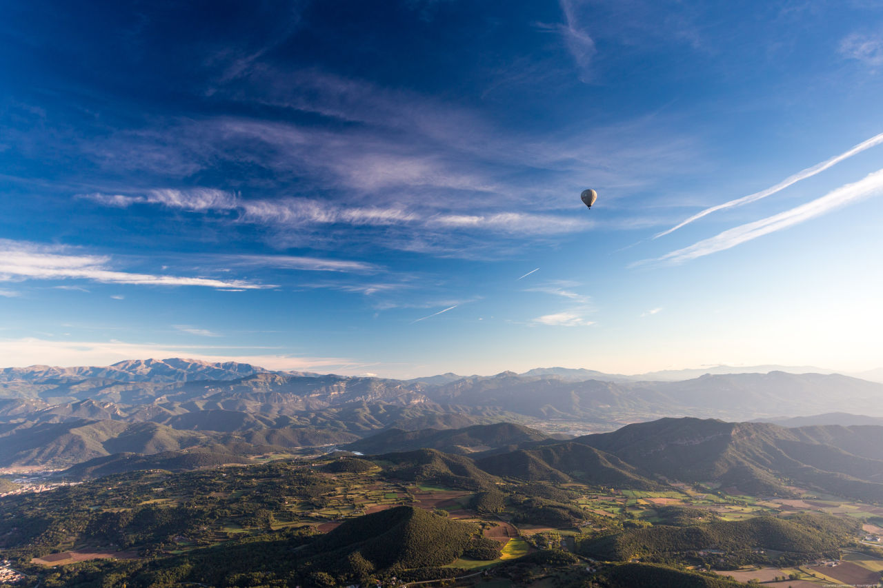 A hot air balloon flies over the Parc Natural de la Garrotxa